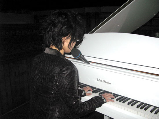 周笔畅使出最新杀手锏 钢琴弹唱迷倒众人【图】