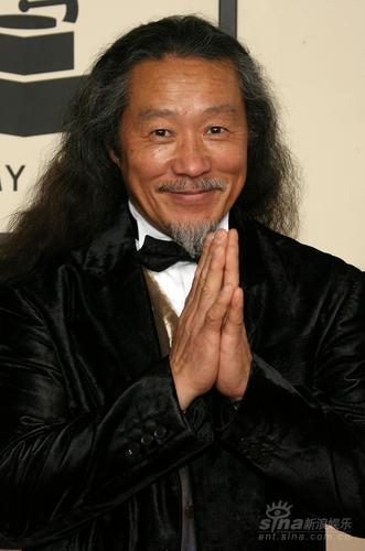 图文:日本音乐家喜多郎亮相红毯 双手合十致意