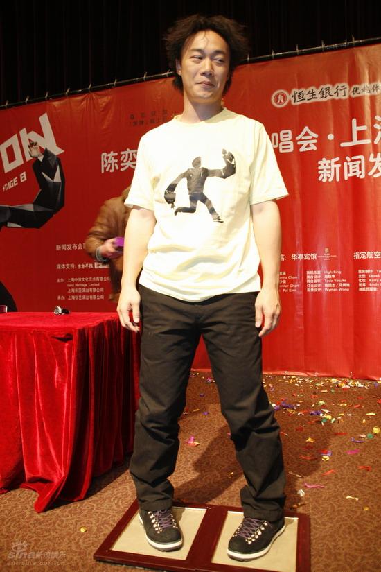 图文:陈奕迅上海演唱会发布会--踩脚印表情搞怪