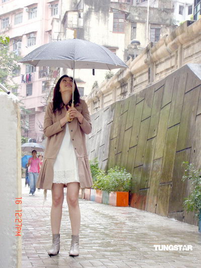 周丽淇拍摄新歌mv 雨中漫步演绎纯美爱情【图】