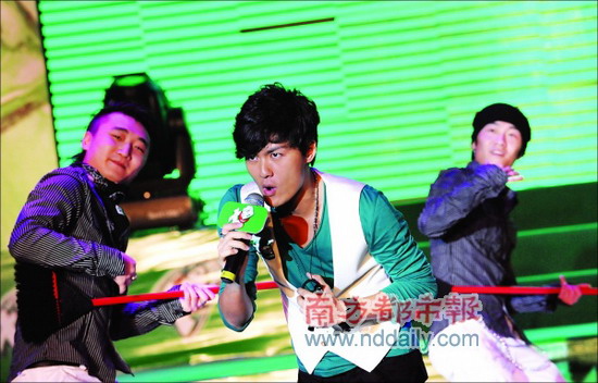 吴克群音乐会风雨无阻 扫把开场玩杂耍【图】