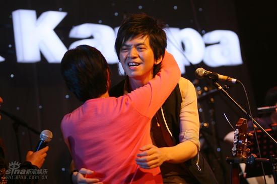 图文:李健演唱会-拥抱母亲