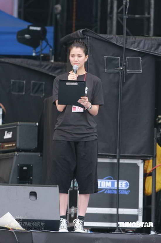 图文：香港演艺界义演-袁咏仪眼含泪花诗朗诵