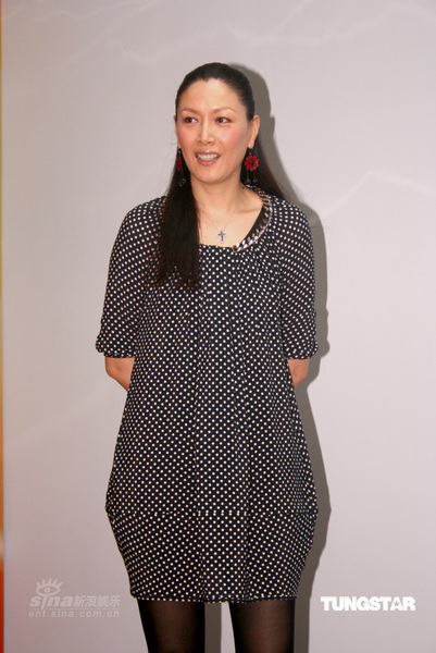 组图：徐濠萦撇开陈奕迅爱女与任达华千金互拥