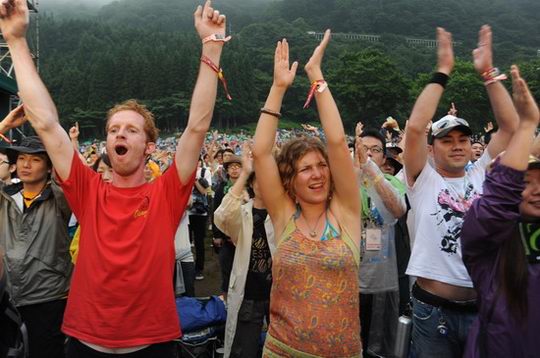 图文:富士音乐节之激情篇--挥臂欢呼