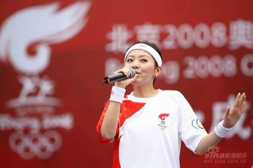 张靓颖成都传递圣火边跑边唱【图】