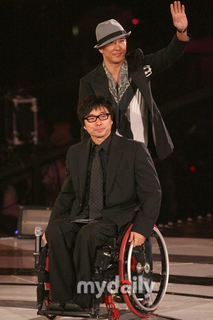 图文:姜元来坐轮椅与同伴具俊晔登场感动台下