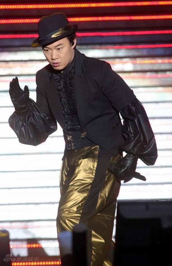 图文:陈奕迅上海华丽开唱--陈奕迅秀舞蹈