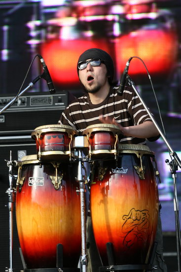 草莓音乐节次日火爆依旧 乐队小贩各显神通