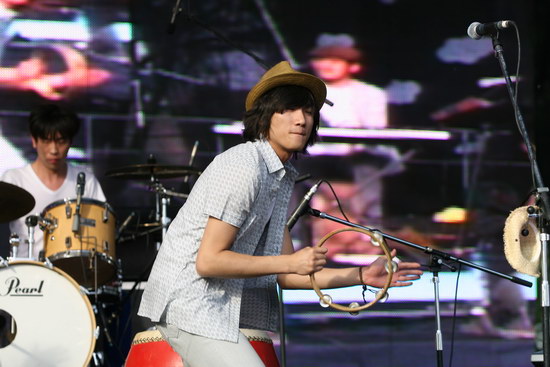 草莓音乐节次日火爆依旧 乐队小贩各显神通