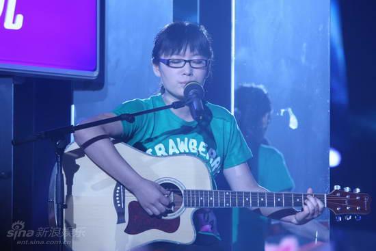 图文：快女第三场突围赛--吉他弹唱