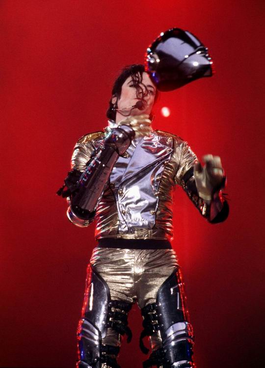 图文:杰克逊去世-杰克逊1997年巴黎演唱会化身