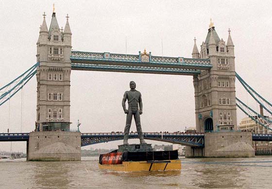 图文:杰克逊逝世-杰克逊雕像沿泰晤士河宣传