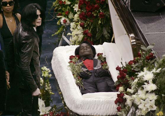 图文：杰克逊逝世 杰克逊在他人的葬礼上影音娱乐新浪网 1936