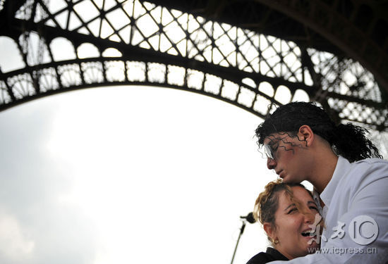组图:巴黎粉丝在埃菲尔铁塔下向杰克逊致敬