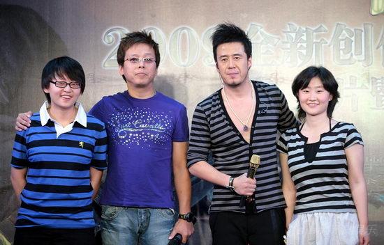 杨坤北京发新专辑 弟弟献唱获称赞(组图)