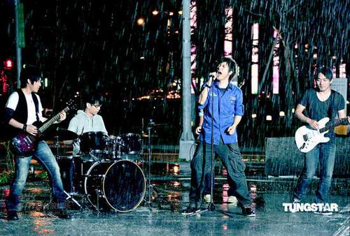 图文：五月天拍摄“放肆”MV--雨中放歌