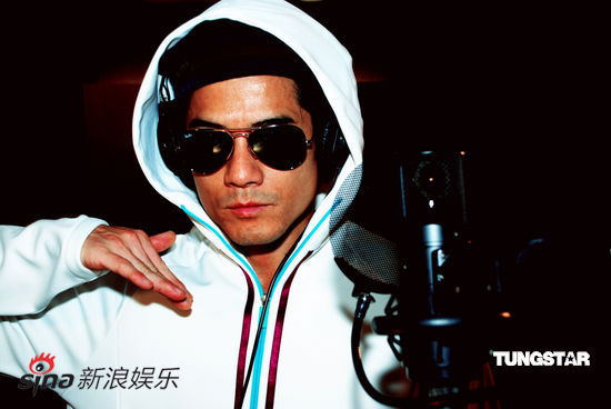 图文:郭富城为听奥会练手语歌--郭富城酷帅有型