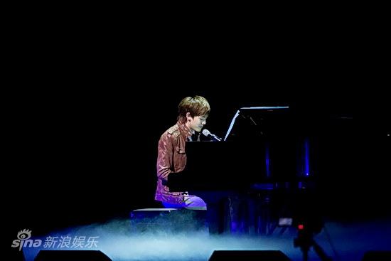 图文:组合2PM举办歌迷会--Nichkhun钢琴演奏