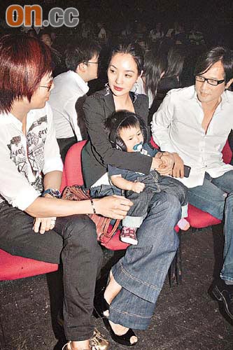 图文:曹格演唱会跳热舞秀温馨-咬着奶嘴的三丰坐在妈咪大腿上,不慎掉了小鞋子,十分搞笑