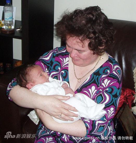 组图:苏珊大妈和小外甥亲昵合影显母性柔情