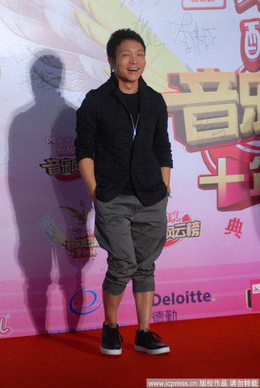 图文:音乐风云榜十年盛典红毯-许巍开心笑容