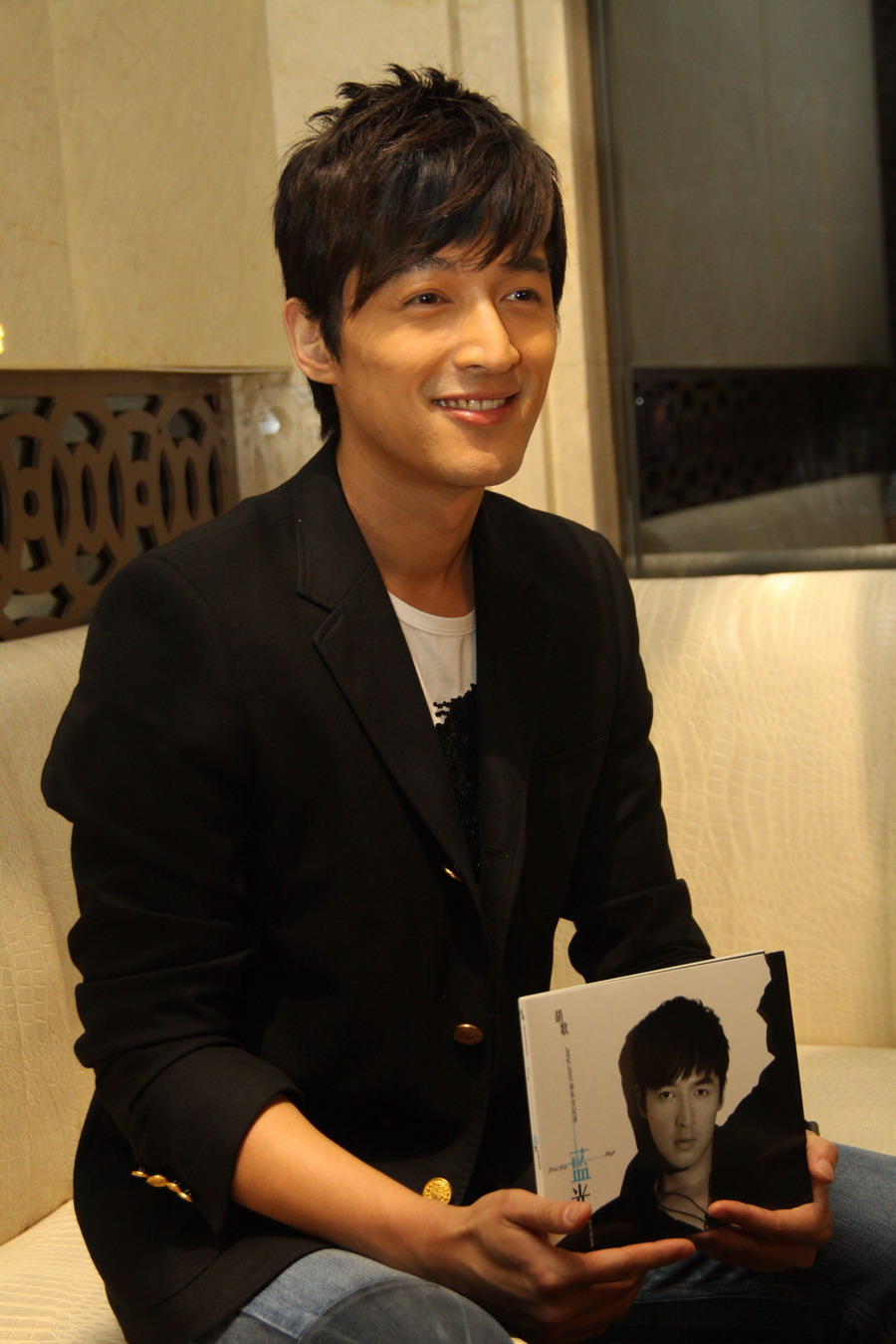 图文:胡歌上海发新专辑--胡歌和专辑合影