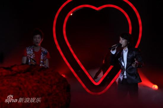 图文:快男4进3总决赛-武艺邰正宵演唱_影音娱