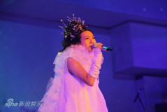 万芳巡演台北落幕最终场伍佰赵咏华助阵(组图)
