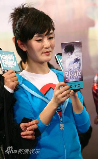 图文:快乐家族专辑庆功-谢娜收到张杰演唱会门
