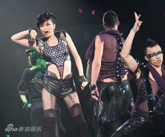 图文:梁咏琪演唱会-梁咏琪性感造型