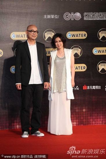 黄韵玲(右)和王若琳老爸王治平亮相