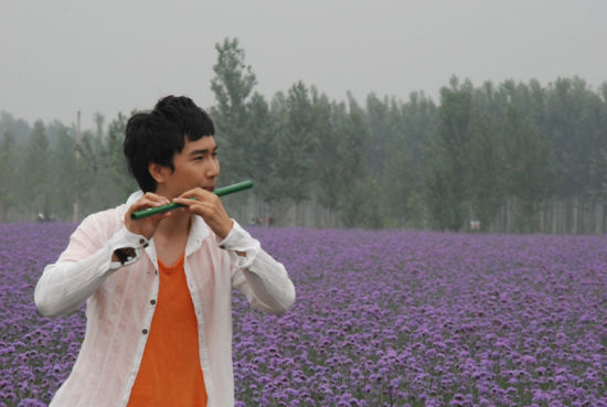 田梓呈给力播撒《幸福感》 花海里拍MV(组图