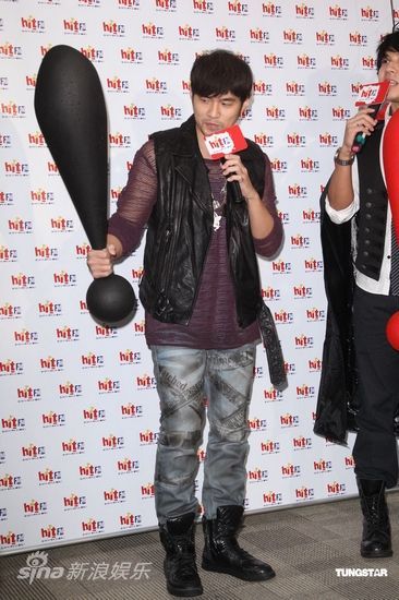 图文:周杰伦电台录节目-周杰伦介绍《惊叹号》