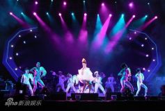 张靓颖广州开唱大秀舞技和阿弟仔深情对唱
