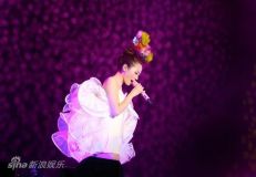 张靓颖广州开唱大秀舞技和阿弟仔深情对唱