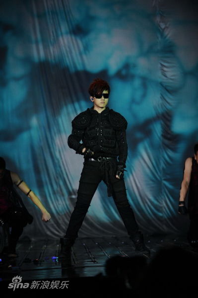 图文:<em>张杰</em>成都开唱-<em>张杰墨镜</em>造型_影音娱乐_新