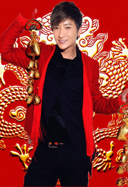 李炳辰新春写真喜迎春 喜龙贺岁送祝福(组图)