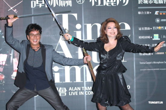 组图:谭咏麟说曾志伟酒后胡言 杜丽莎性感献唱