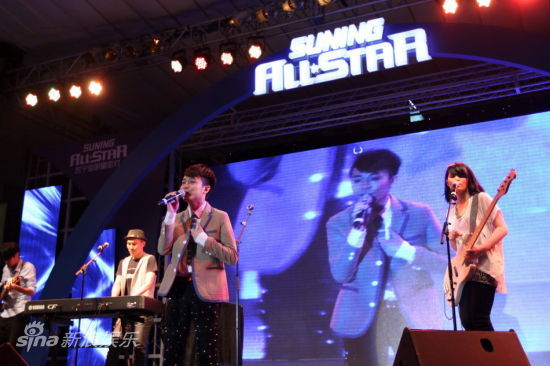 图文:苏打绿上海活动-苏打绿演唱小情歌_影音