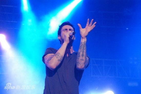 图文:魔力红魔力红上海开唱-台上深情演绎