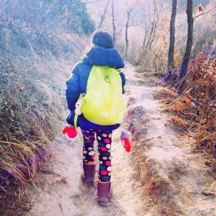 王菲晒小女儿李嫣画作 起名“妈妈和我”