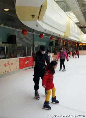 年初汪峰带小苹果滑冰