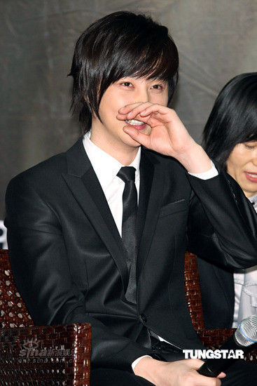 图文:神话申彗星台北宣传--不好意思腼腆笑