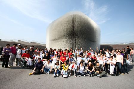 上海残奥体育明星参观英国馆(图)