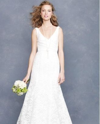 蕾丝款大V领婚纱，简洁的线条衬托面料质感。配以长款珍珠项链足够出挑。