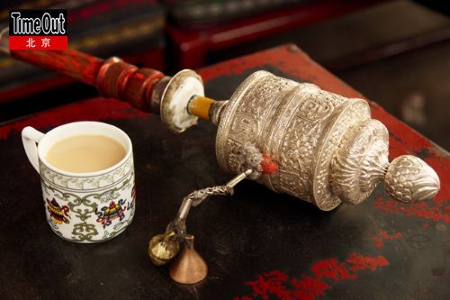 用奶粉,糖和藏茶煮成的西藏甜茶