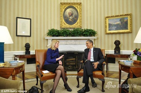 2012年2月，托宁-施密特参观白宫，和奥巴马交谈