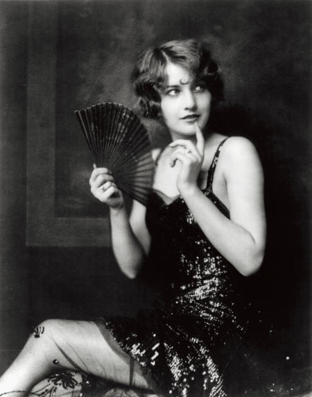 δĵӰǰŰ˹̹(Barbara Stanwyck)2020չʾĴȣ ʱһŮ(Ziegfeld girl)