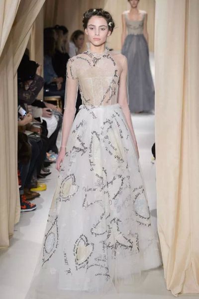  ▲ Valentino's heart shaped letter printed wedding dress is more interesting and chic.